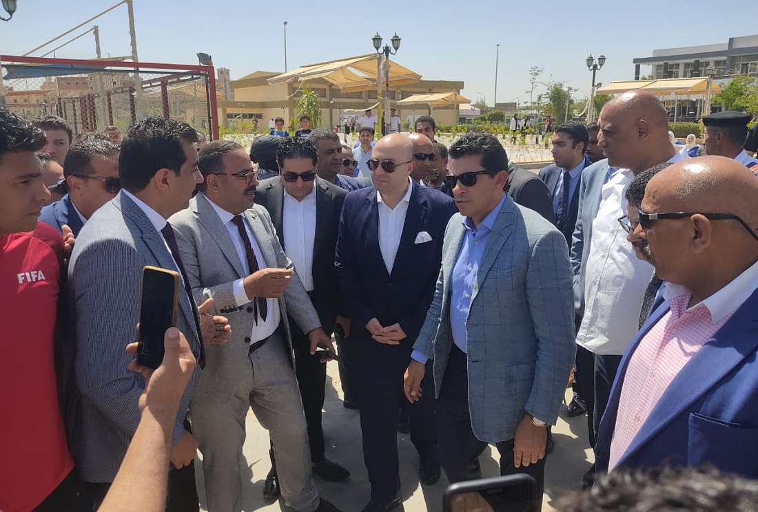 المحافظ ووزير الشباب يتفقدان مركز التنمية الشبابية